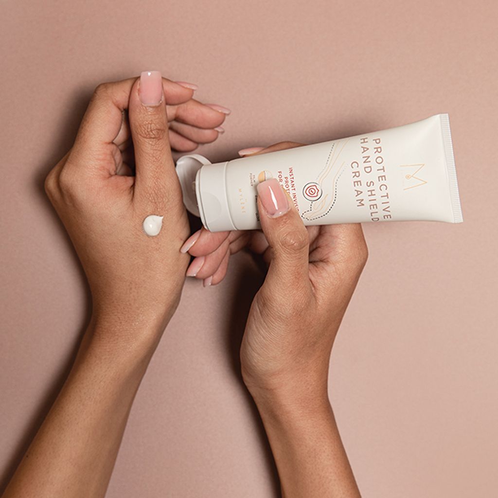 Tube blanc de crème MYLÈNE Protective Hand Shield. Crème sur la main. Mains manucurées.