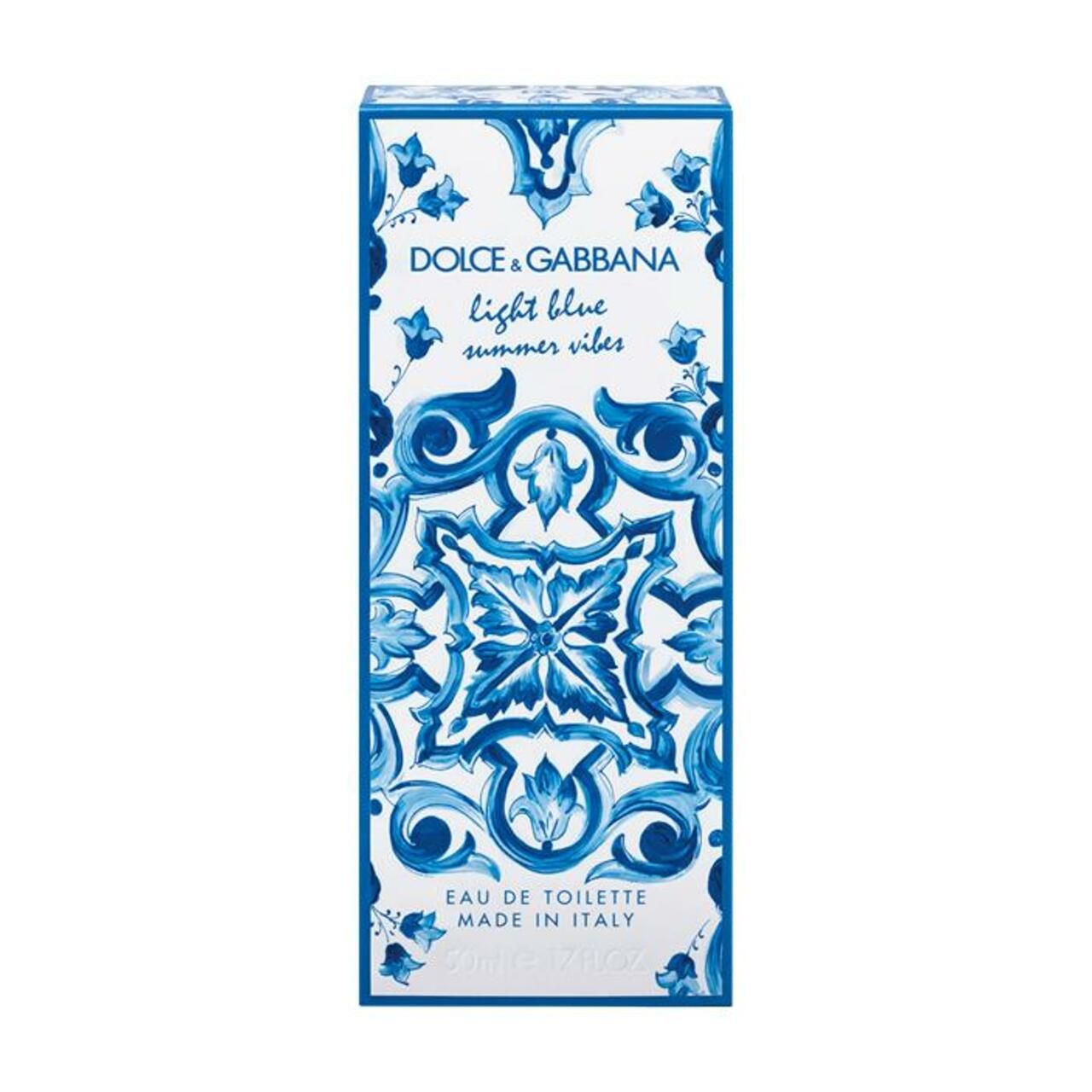 Emballage de parfum. Motif bleu et blanc. Inscription: Dolce & Gabbana Light Blue Summer Vibes. Eau de Toilette. Made in Italy.