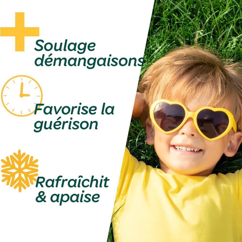 Enfant allongé dans l'herbe, souriant. Lunettes de soleil jaunes. Symboles pour soulager les démangeaisons, favoriser la guérison et rafraîchir.