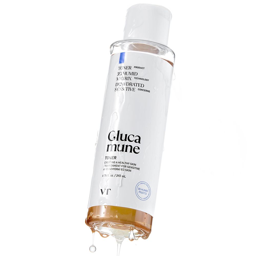 Transparante fles met witte dop. Opschrift: Glucamune Toner. Vloeistof druppelt uit de opening.