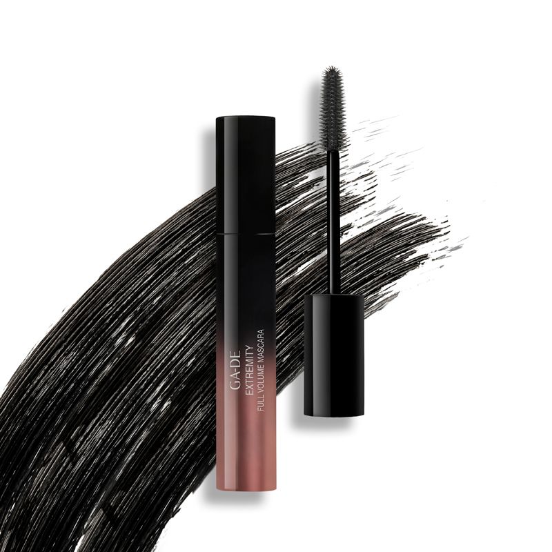 Tube de mascara avec brosse et trait noir. Inscription: GA-DE Extremity Full Volume Mascara. Brosse noire extraite.