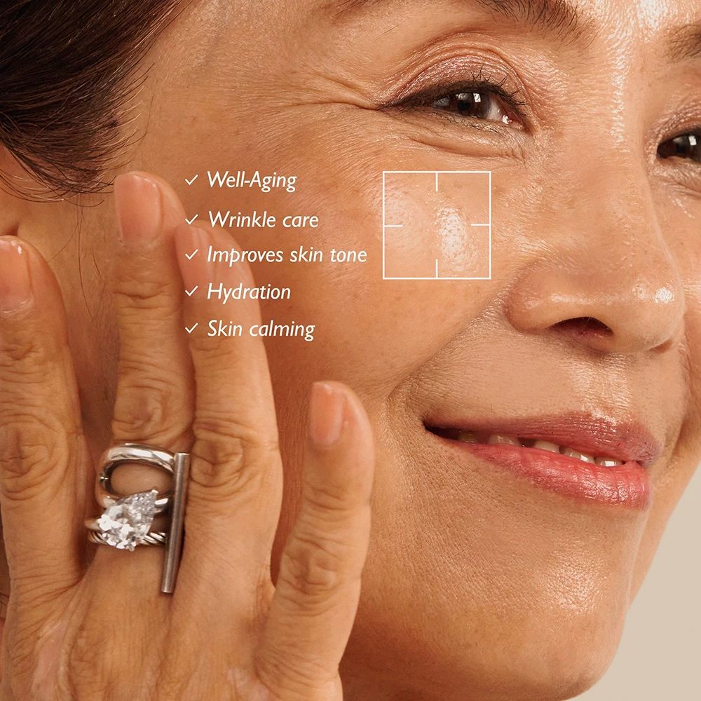 Vrouw met gezicht. Tekst: Well-Aging, Wrinkle care, Improves skin tone, Hydration, Skin calming. Vierkante markering.