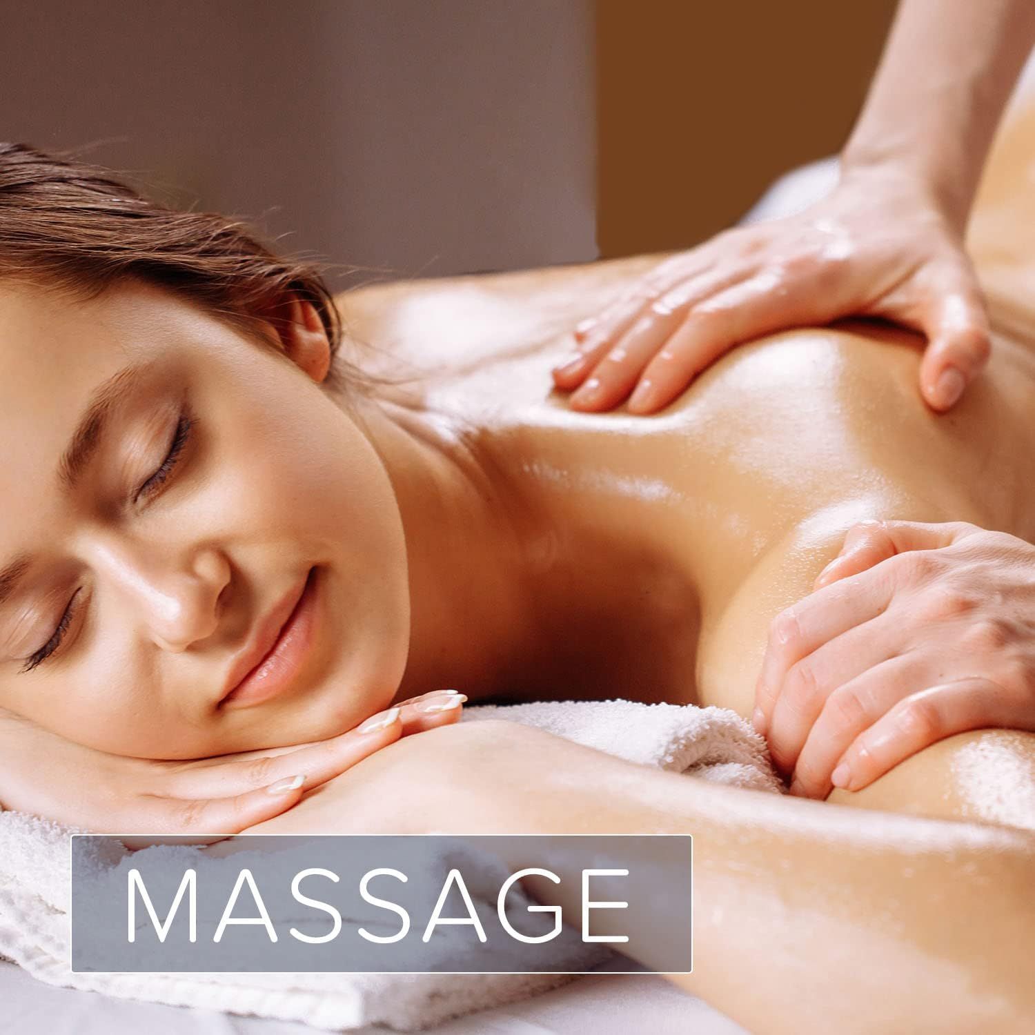 Persoon krijgt massage. De tekst "MASSAGE" is zichtbaar.