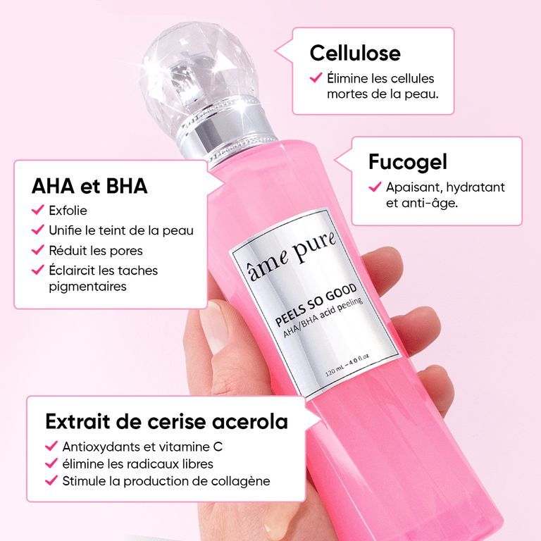 Gros plan d'une main tenant un flacon rose du peeling "Peels So Good" âme pure. Des étiquettes expliquent les ingrédients.
