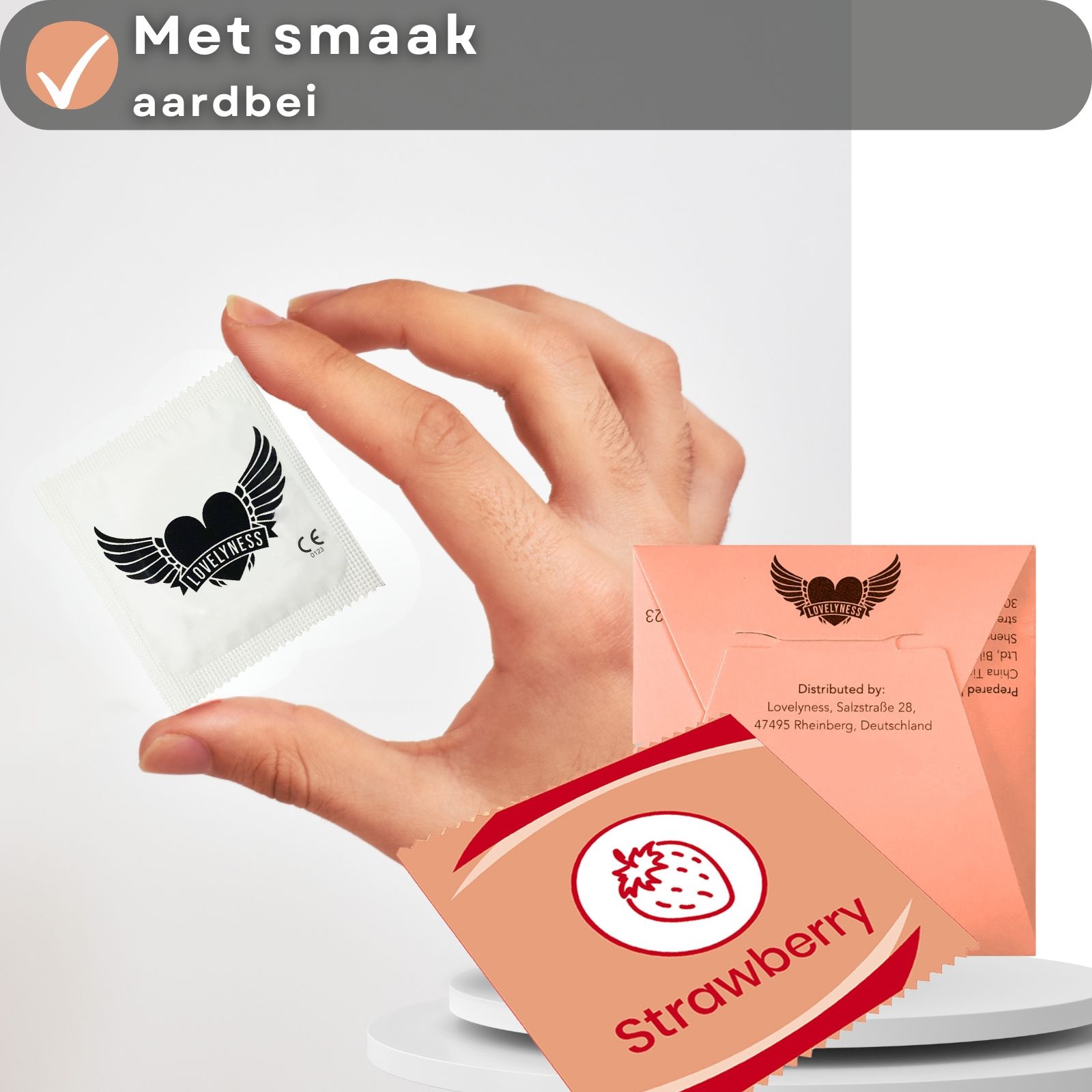 Condooms verpakking en condoom. Tekst: Met aardbei smaak.