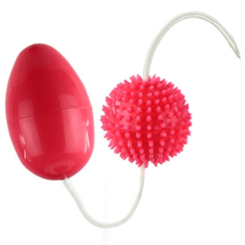 Twee rode ballen, een ovale en een met noppen, verbonden door een touwtje. De ballen liggen naast elkaar.