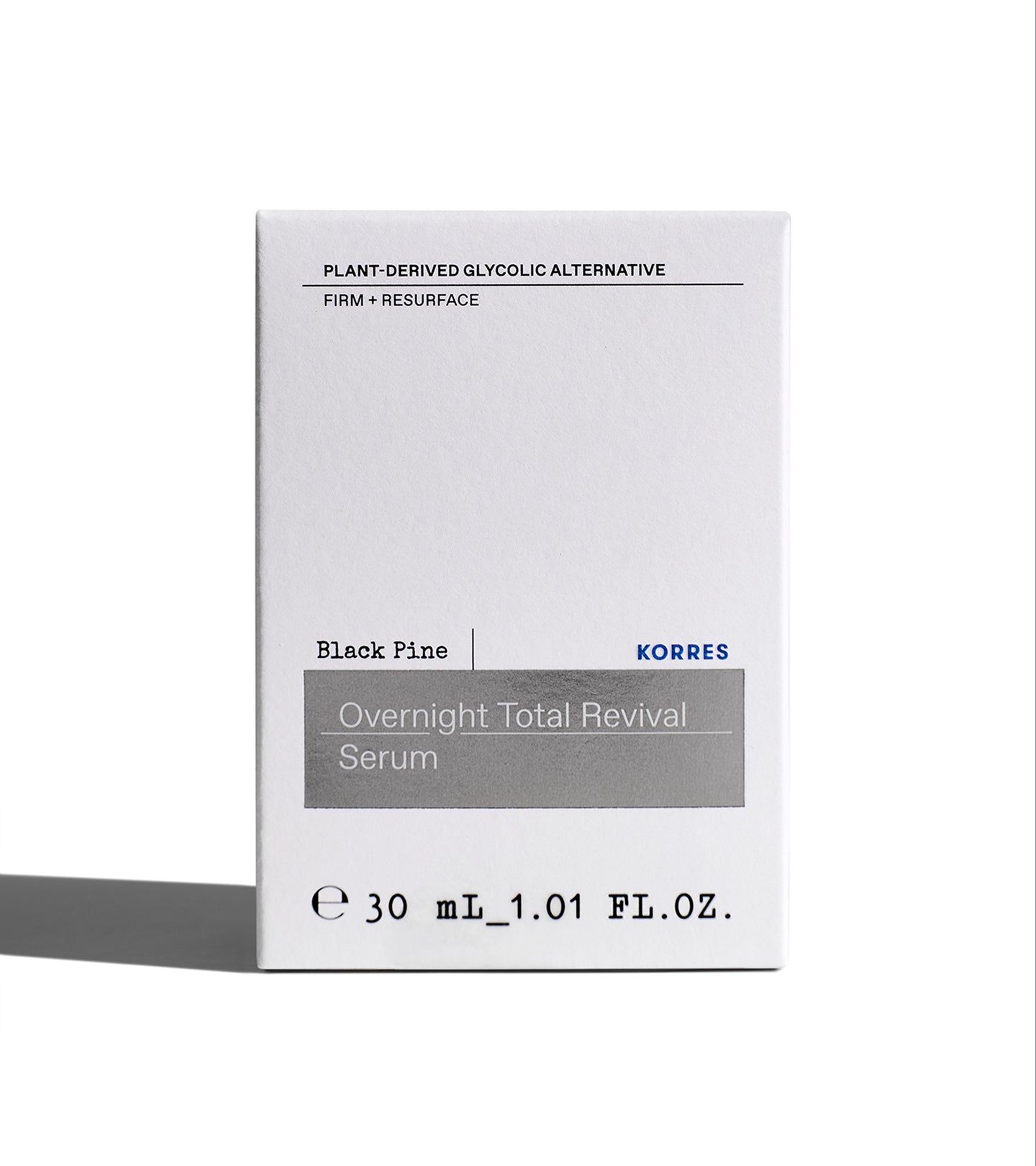 Boîte blanche avec nom du produit et marque. Contient du texte : Black Pine, Overnight Total Revival Serum, KORRES.