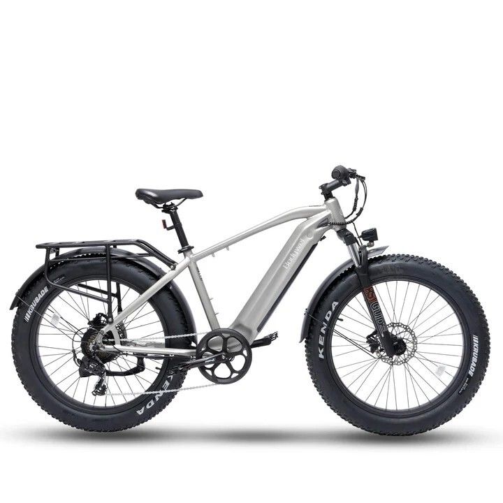 VTT électrique gris avec pneus noirs et porte-bagages. Pneus Kenda. Freins à disque. Bodywel D6.