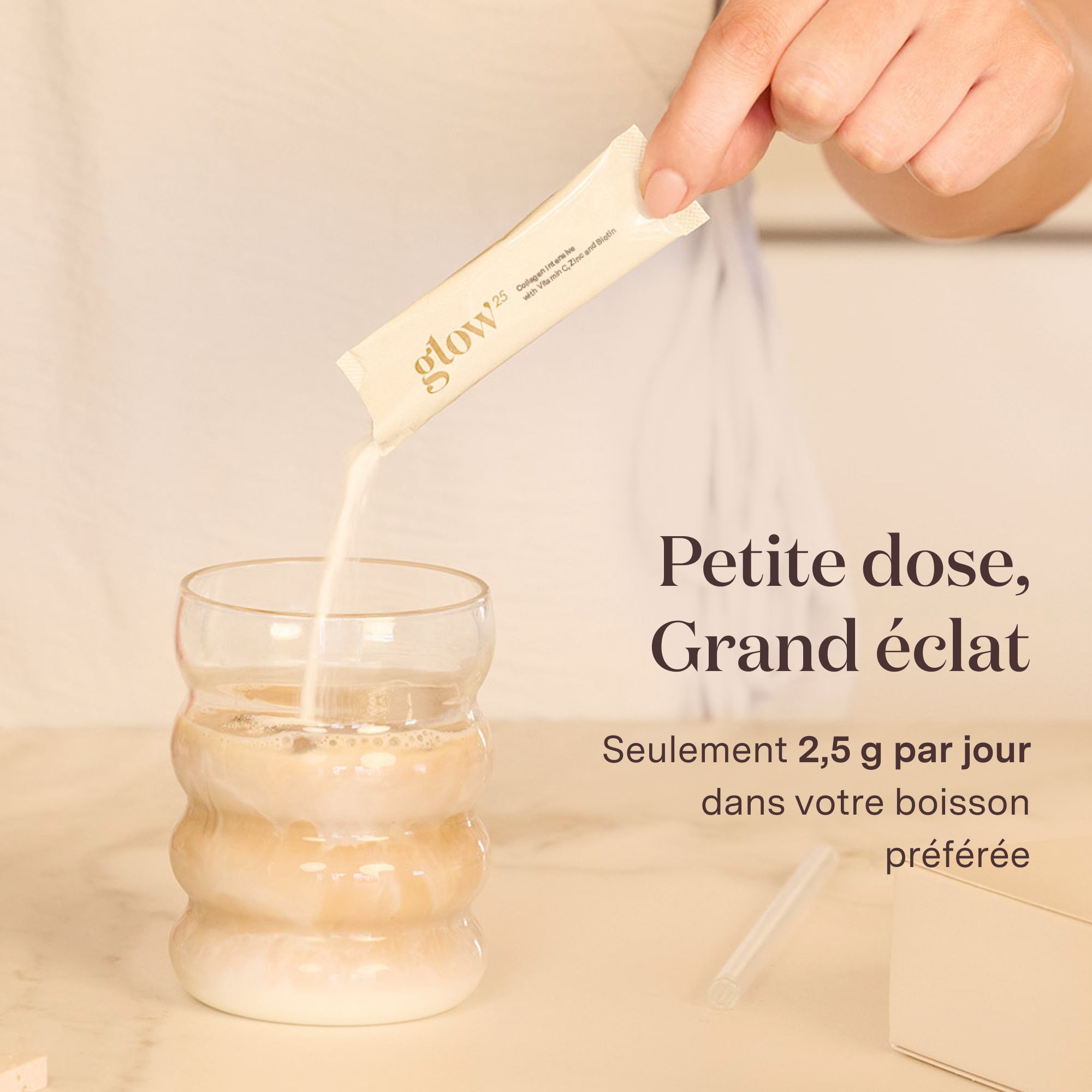 Verre avec boisson, un stick est vidé. Texte : Petite dose, grand éclat.