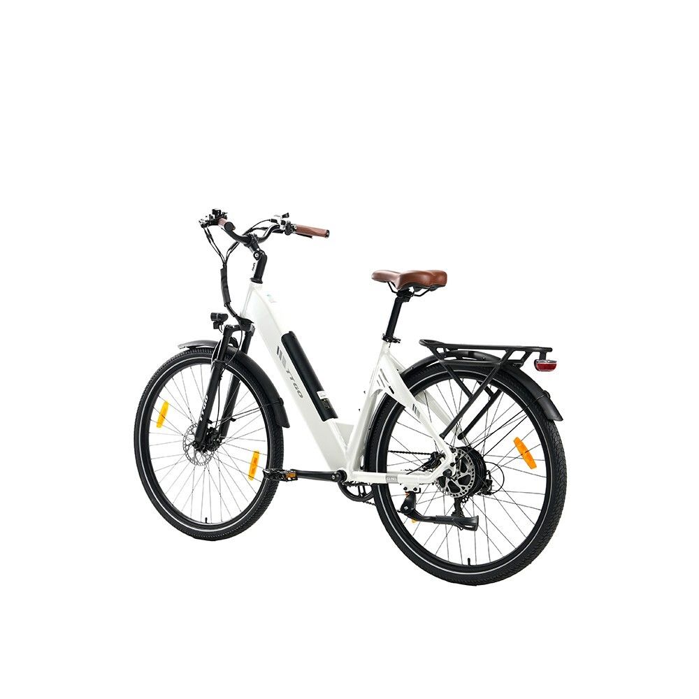Witte e-bike met bruin zadel en handvatten. Zwarte banden, bagagedrager en spatborden. Gele reflectoren op de spaken.