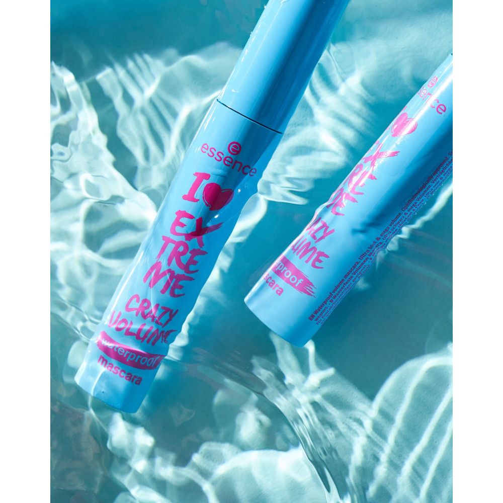Deux tubes de mascara turquoise dans l'eau. Texte rose "I Love Extreme Crazy Volume Waterproof Mascara".