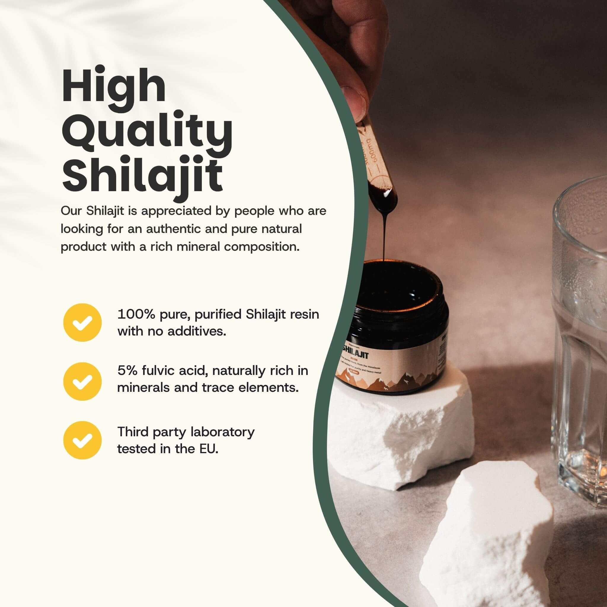 Pot de résine de Shilajit. Main avec spatule en bois. Texte: Shilajit de haute qualité. 100% pur.