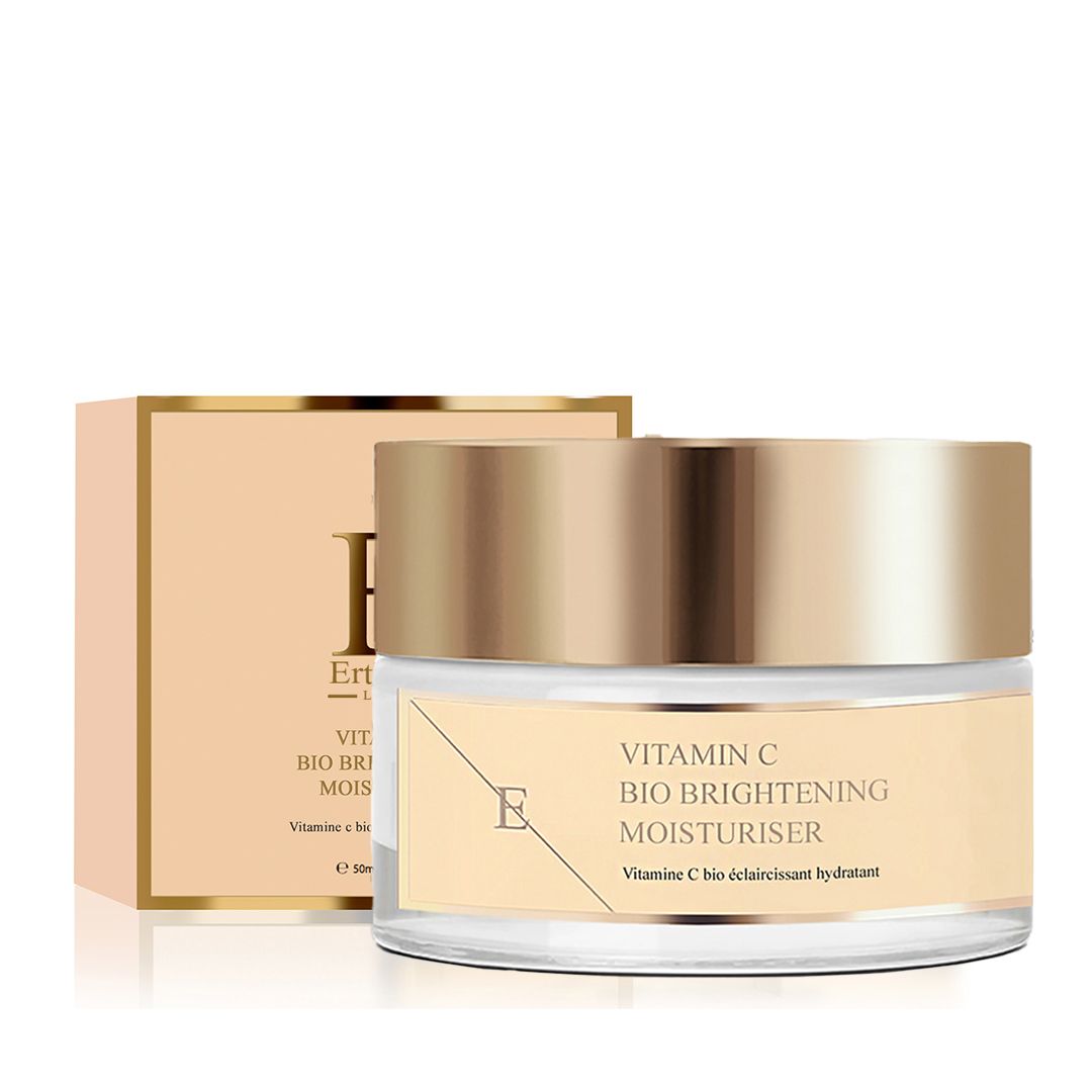 Pot en verre avec couvercle doré et boîte. Étiquette avec texte: Vitamin C Bio Brightening Moisturiser. Marque: E.