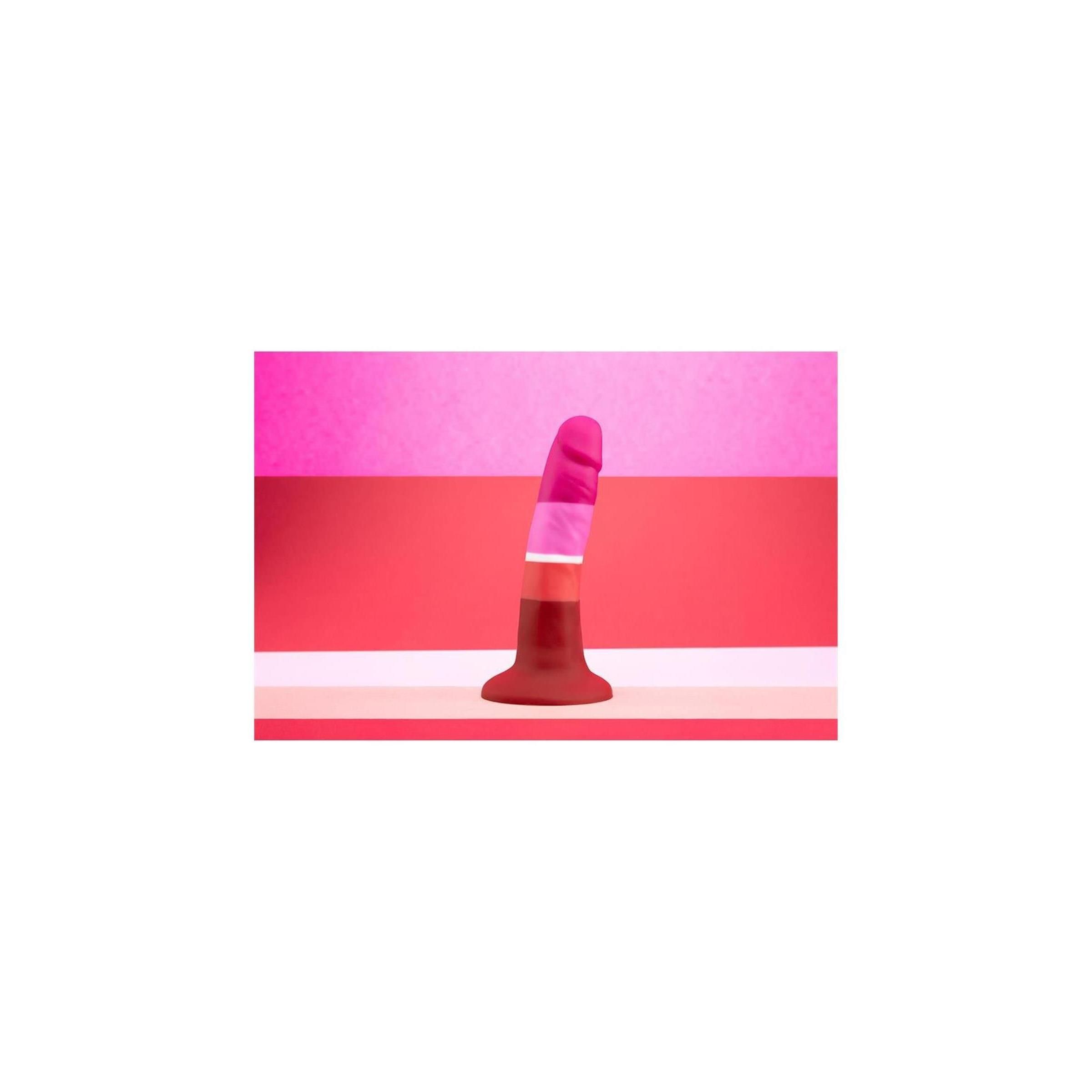 Meerkleurige dildo. Kleuren: roze, wit, oranje en rood. Afgeronde basis en punt.