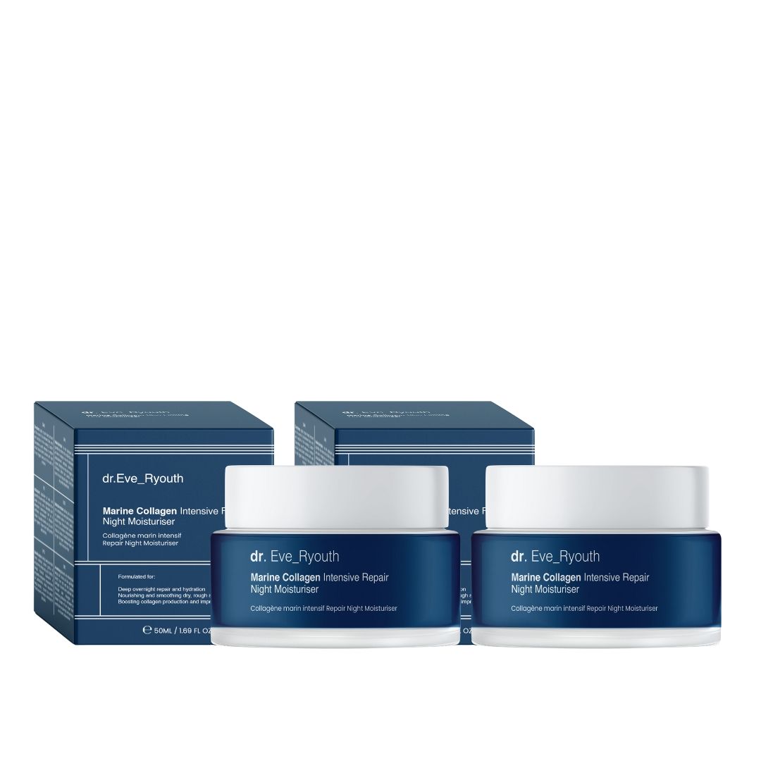 Twee potten nachtcrème met blauwe containers en witte deksels. Achtergrond: twee productverpakkingen.