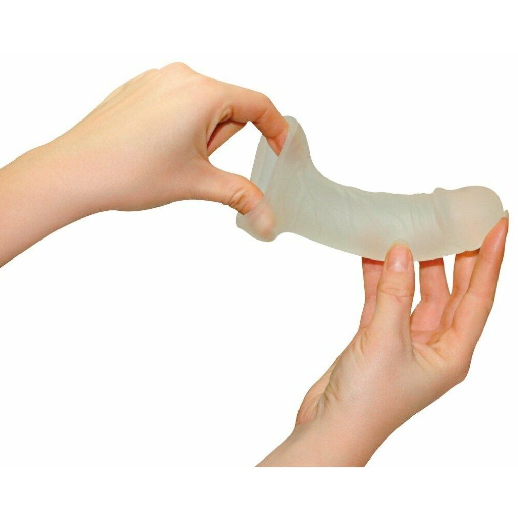 Mains tenant une gaine pénienne. La gaine est transparente et de forme incurvée.