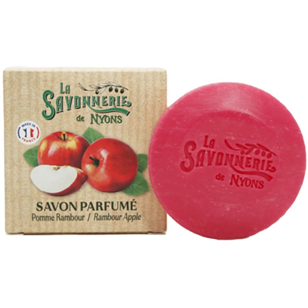 Ronde rode zeep en kartonnen verpakking. Opschrift: La Savonnerie de Nyons. Appelmotief. "Savon Parfumé".