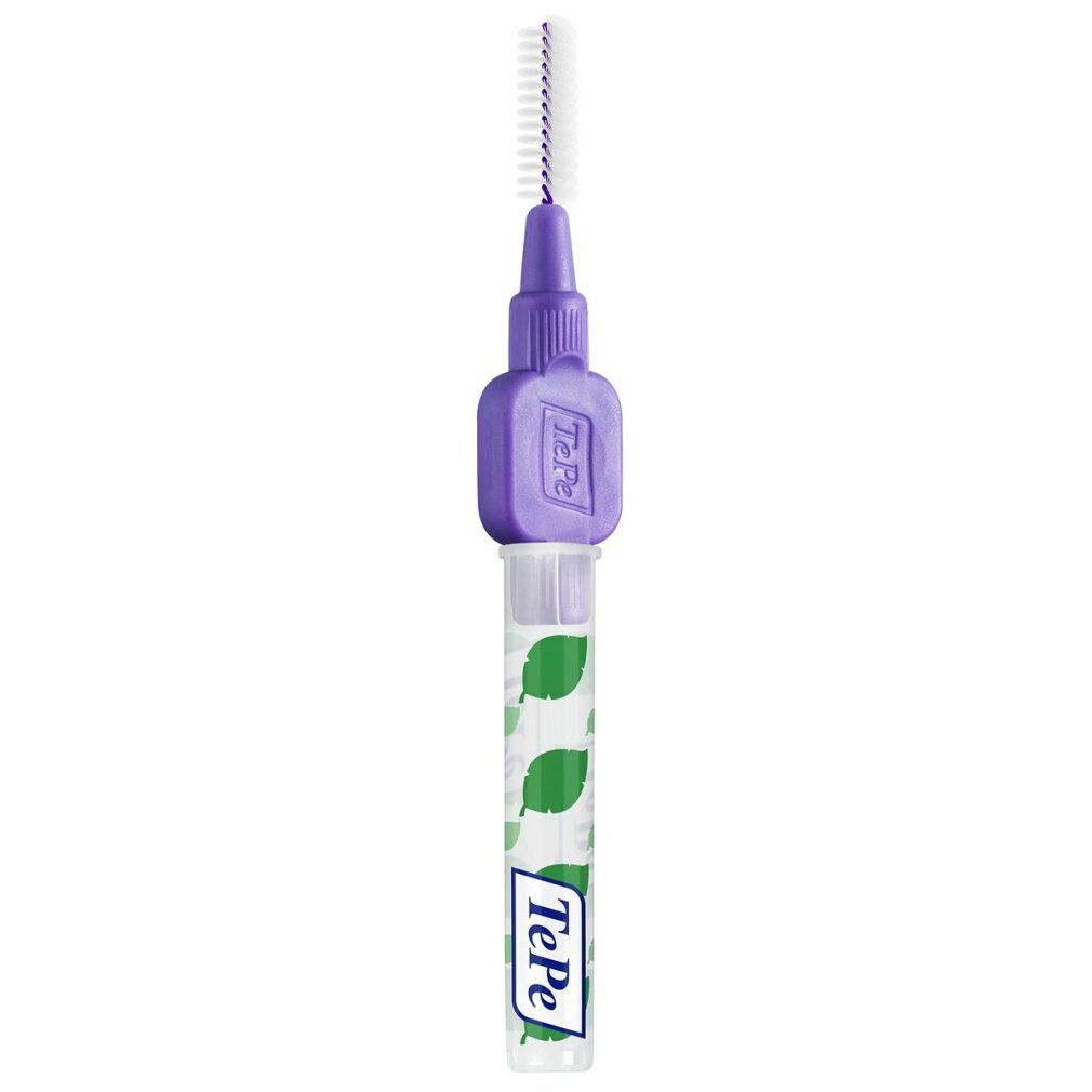 Paarse TePe interdentale borstel met witte borstelkop. Met transparante beschermkap met groene bladeren.