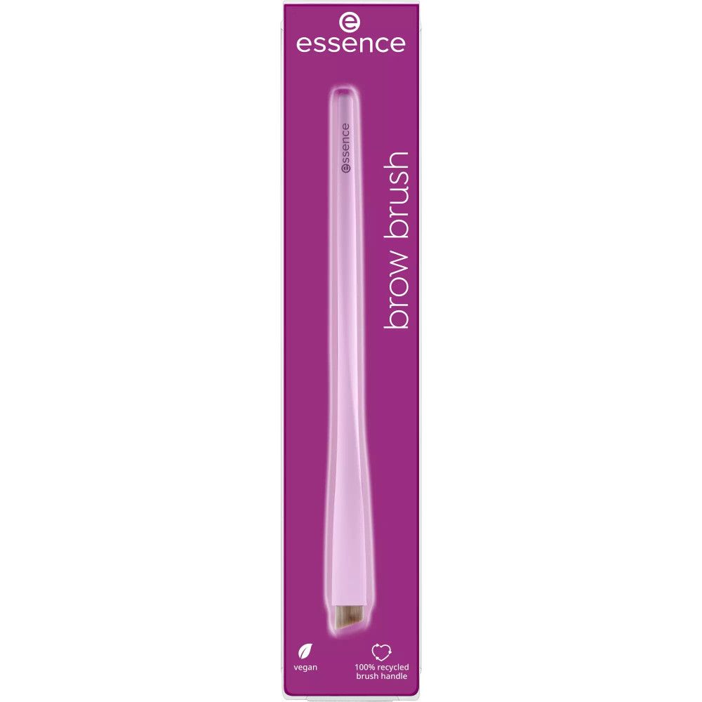 Pinceau à sourcils dans son emballage. Manche violet, poils biseautés. Marque : Essence. Texte : "brow brush". Emballage avec indication de recyclage.