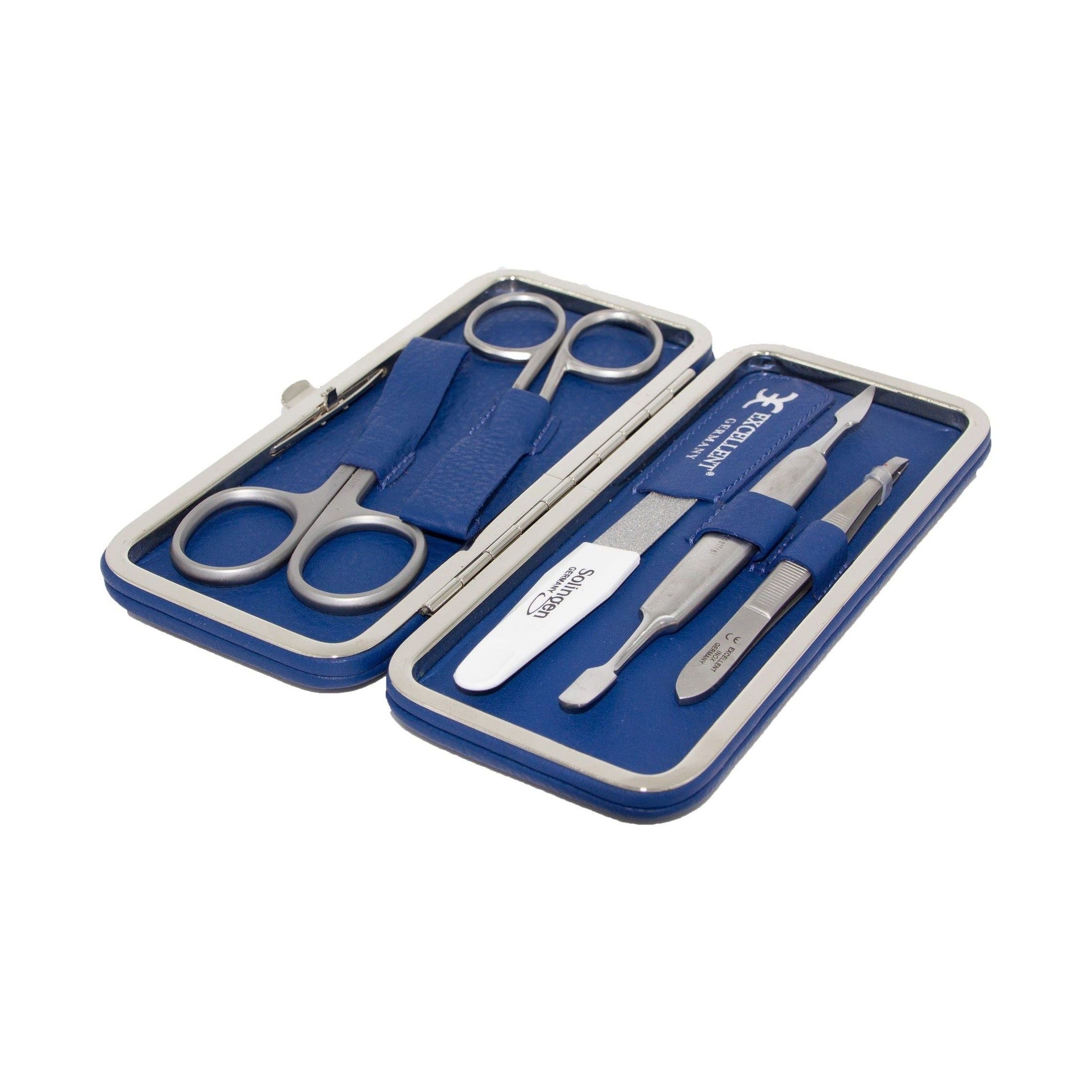 Étui de manucure bleu en similicuir, ouvert. Contient ciseaux, lime et autres outils. Marque : EXCELLENT GERMANY. Vue en biais.