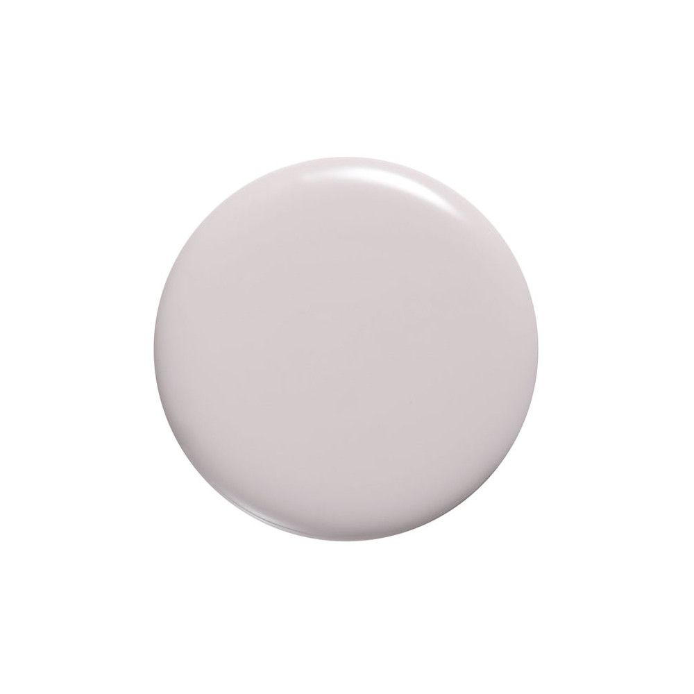 Druppel lichtgrijze nagellak op witte achtergrond.