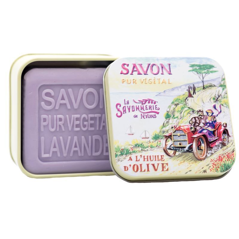 Open metalen doos met zeep. Zeep: lavendel, tekst 'Savon Pur Végétal'. Doos: autorit, landschap.