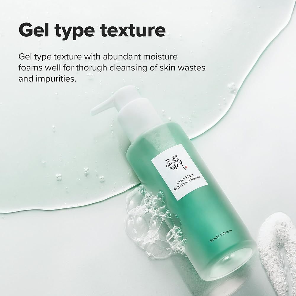 Bouteille verte avec distributeur à pompe, contenant un gel vert. Étiquette : Green Plum Refreshing Cleanser.