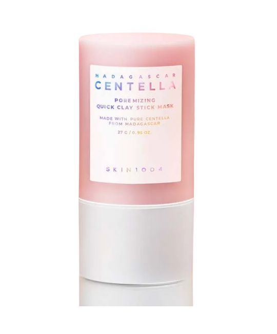 Roze-witte cilindrische gezichtsmasker. Opschrift: Madagascar Centella, Poremizing Quick Clay Stick Mask. Merk: SKIN1004.