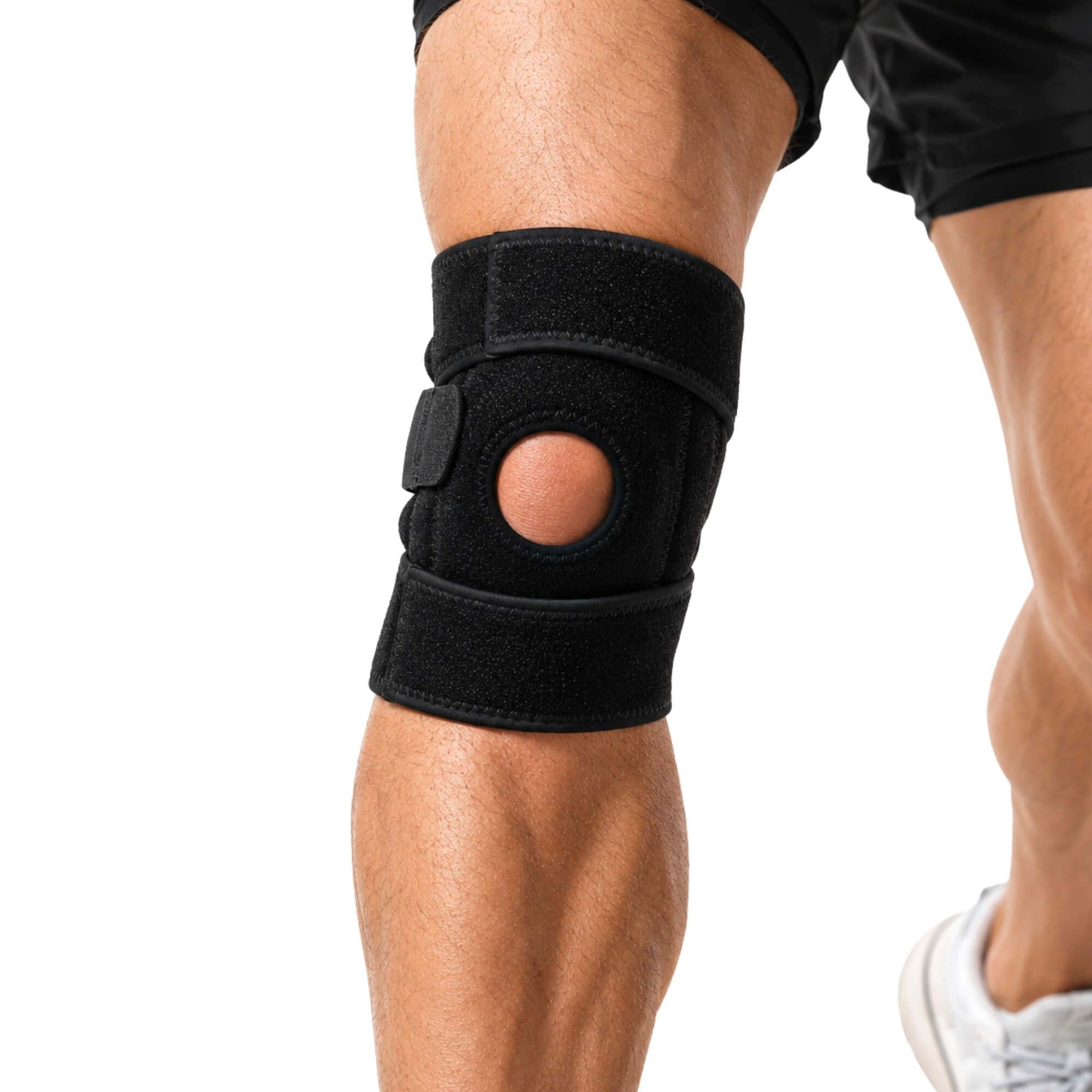 Zwarte kniebrace met patella-uitsparing en klittenbandsluitingen voor een persoonlijke pasvorm.