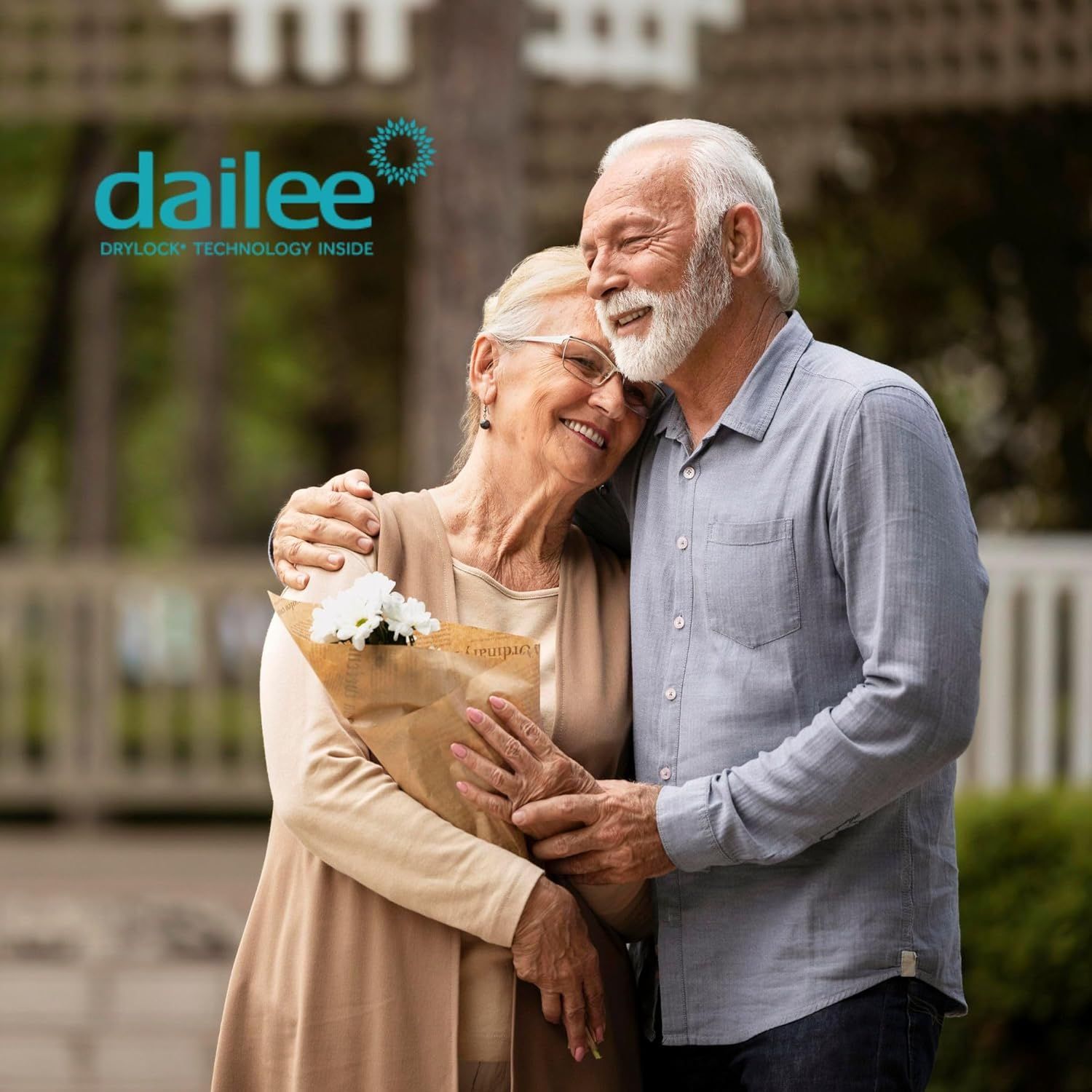 Couple âgé s'enlaçant. Logo Dailee avec technologie Drylock.