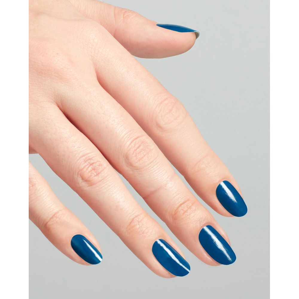 Main avec ongles vernis. Vernis à ongles bleu, forme ovale.