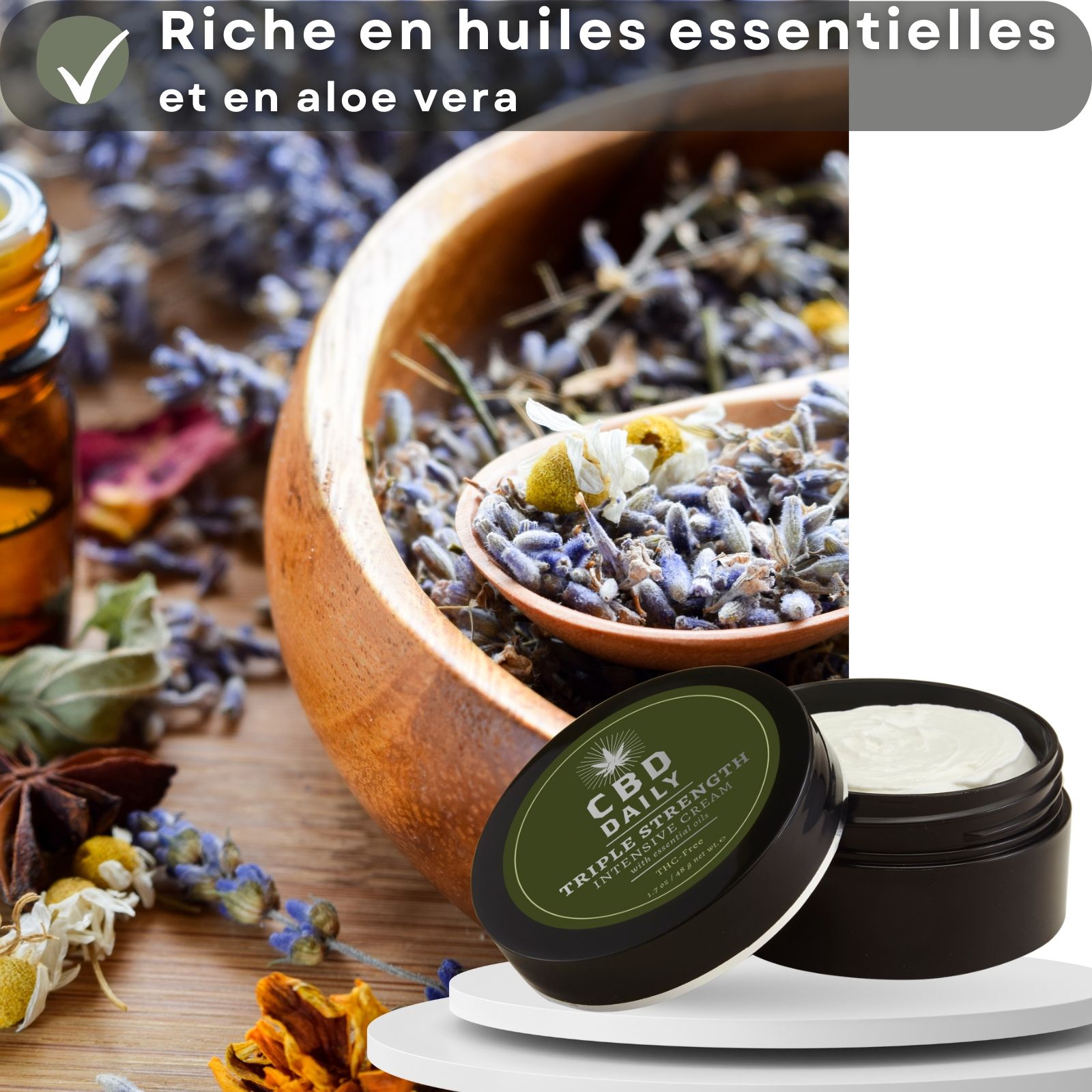 Pot de crème, bol avec herbes. Texte : Riche en huiles essentielles et en aloe vera.
