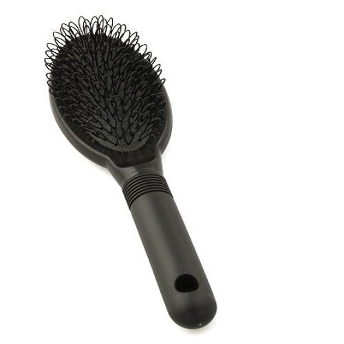 Brosse à cheveux noire avec tête ovale et manche. Le manche a un trou. Les poils sont en forme de fil.