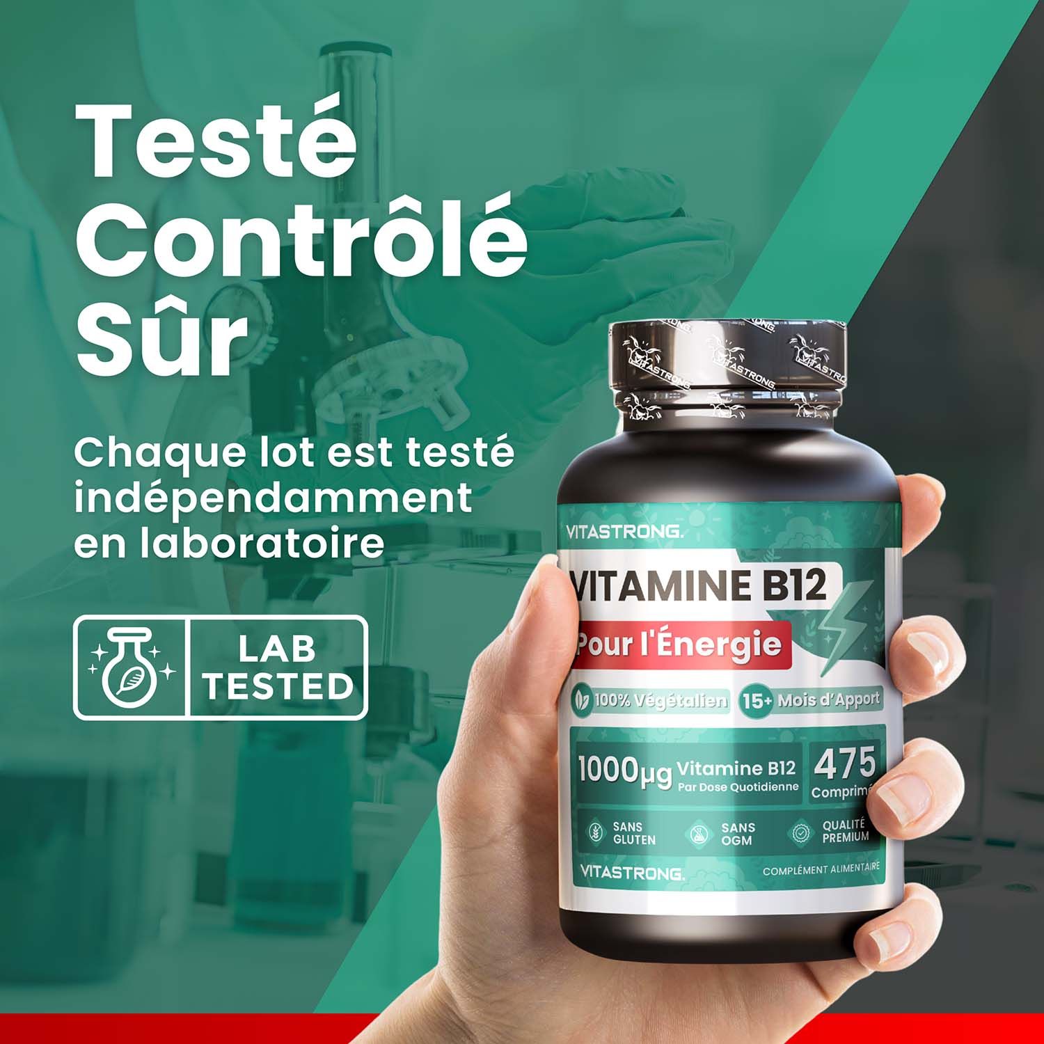 Main tenant une bouteille de vitamine B12. Texte : Testé, contrôlé, sûr. Chaque lot est testé en laboratoire.