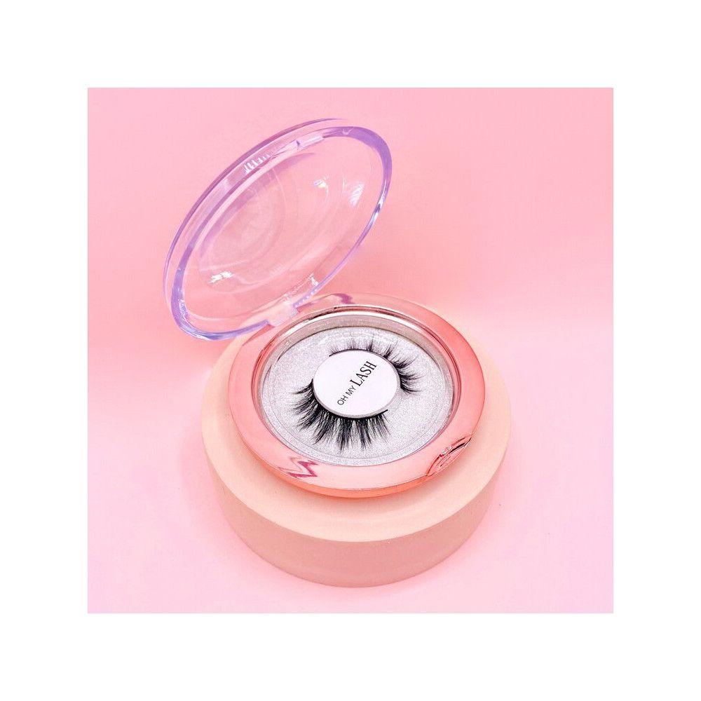 Valse wimpers in ronde, roze verpakking met transparant deksel. Sticker met "OH MY LASH".