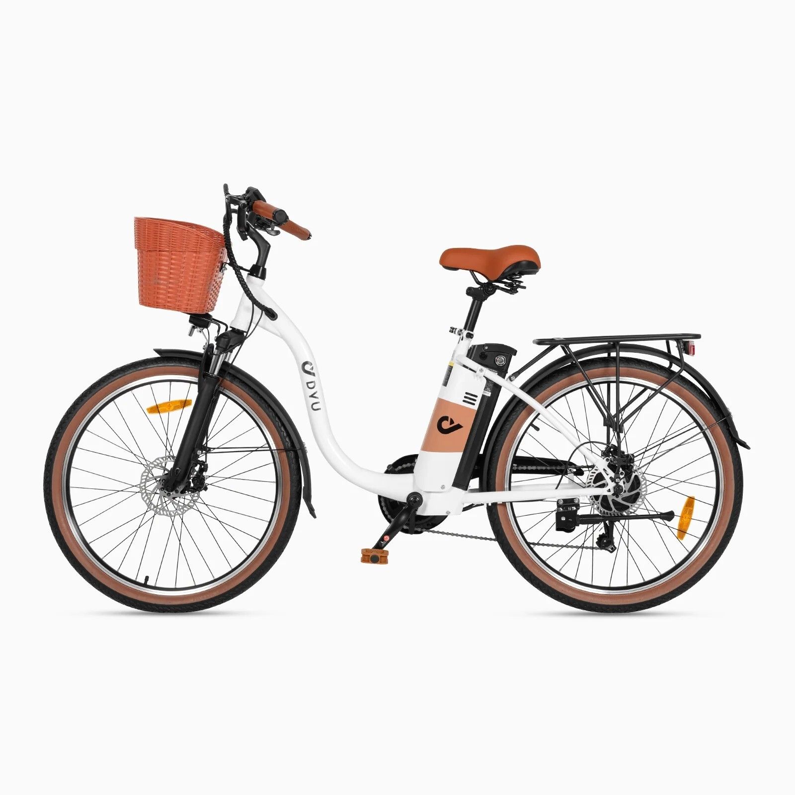 Vélo électrique blanc avec pneus, selle et panier marron. Porte-bagages arrière. Logo DYU sur le cadre.