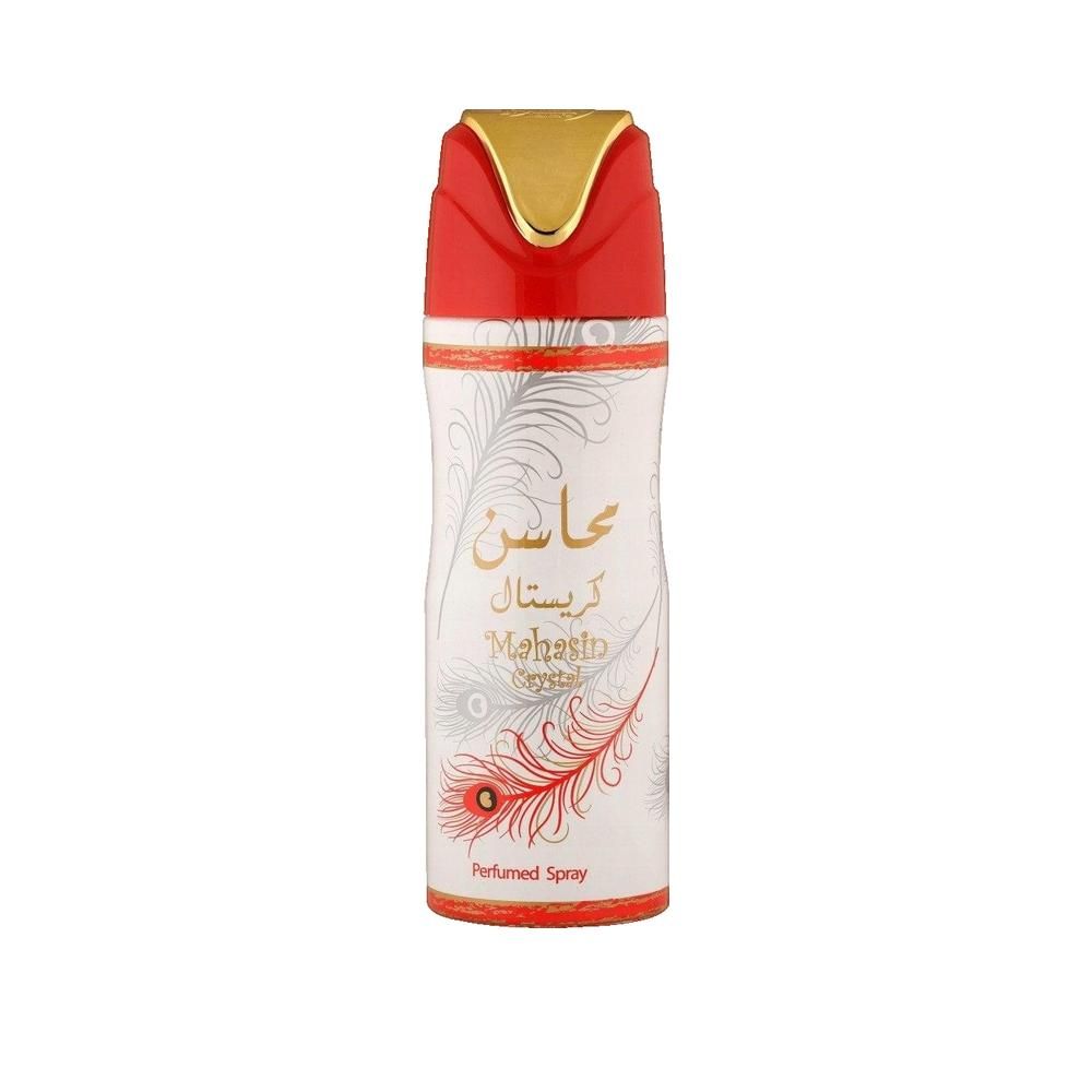 Spray déodorant rouge et blanc. Écriture arabe, « Mahasin Crystal » en anglais. Décor de plumes. Tête dorée.