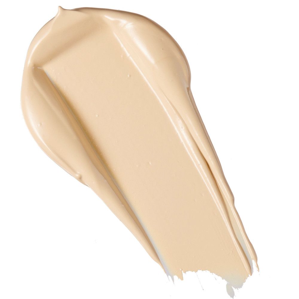 Nuance claire de correcteur en trait. Texture crémeuse, couleur claire. Sur fond blanc.