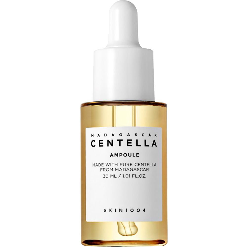 Glazen flesje met serum, witte dop en pipet. Opschrift: MADAGASCAR CENTELLA AMPULE. SKIN1004.