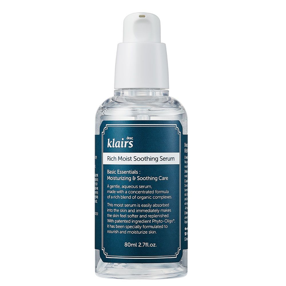 Flacon de sérum apaisant et hydratant Klairs avec pompe sur fond bleu.