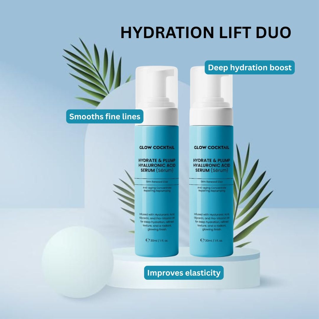 Twee Glow Cocktail Hyaluronic Acid Serums op een voetstuk, met planten.