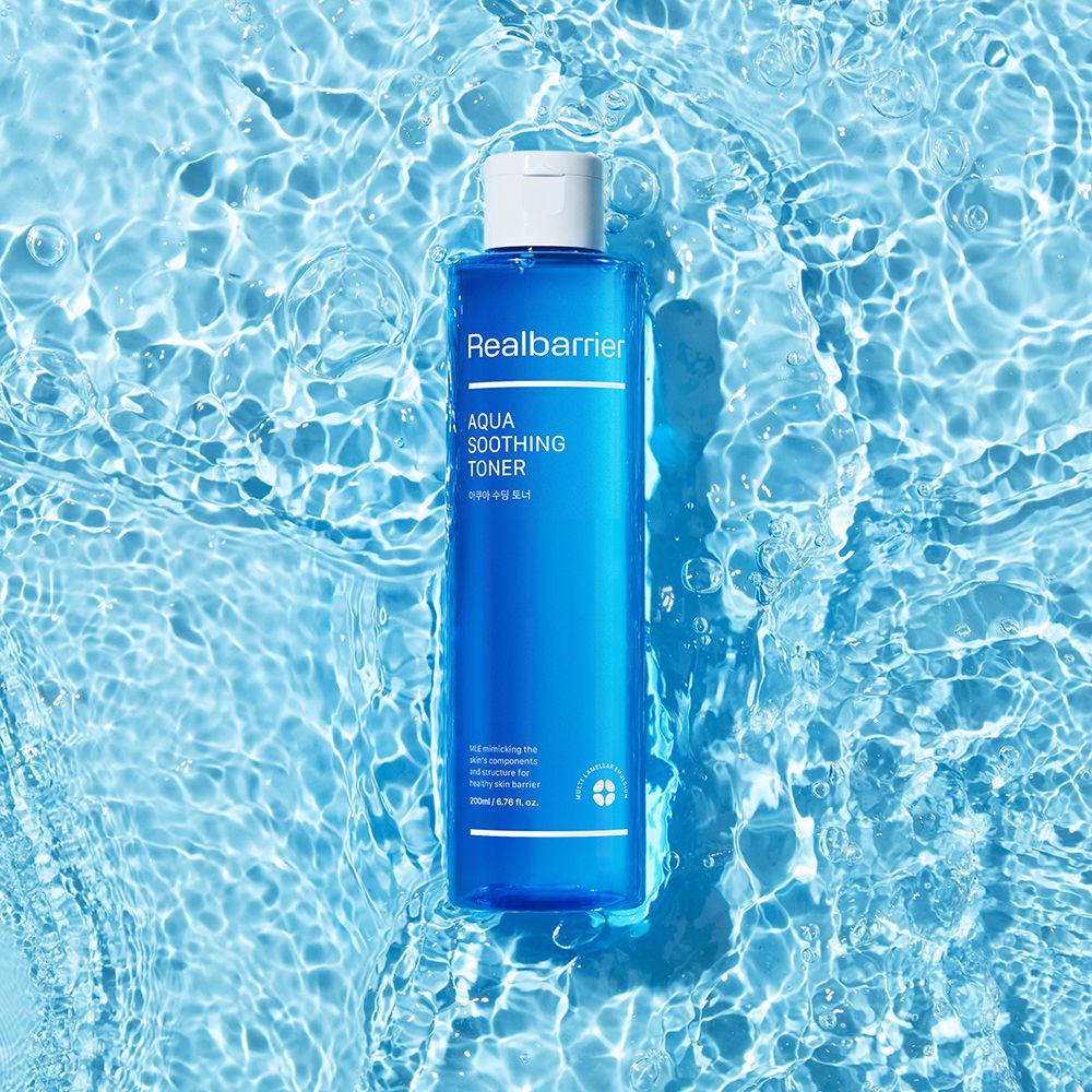 Blauwe fles in water. Opschrift: Realbarrier, AQUA SOOTHING TONER. Productverpakking.