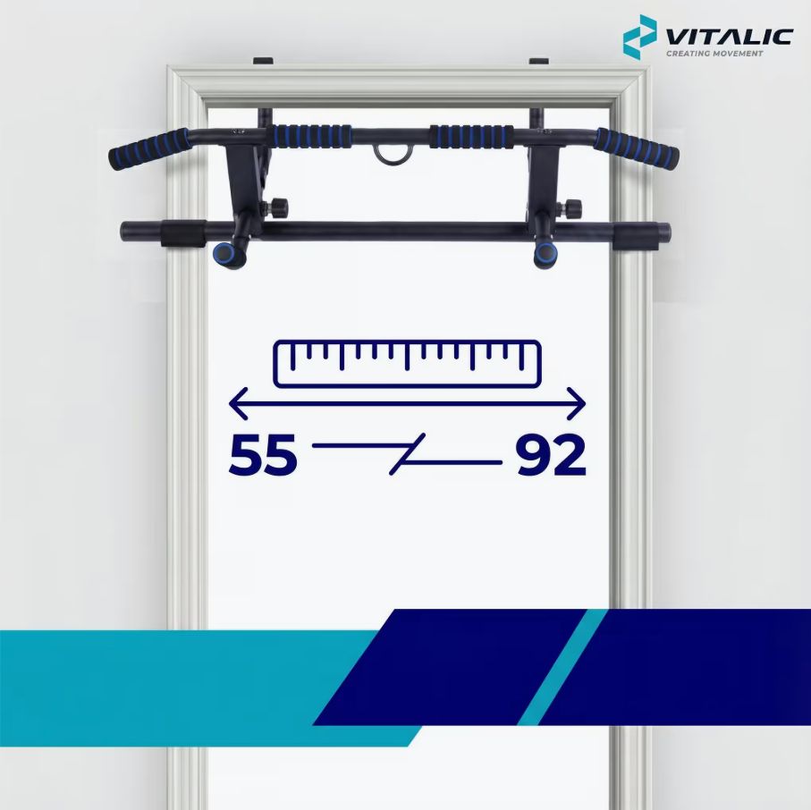 Barre de traction pour cadre de porte. Réglable de 55 à 92 cm. Structure métallique noire avec poignées bleues. Logo VITALIC.