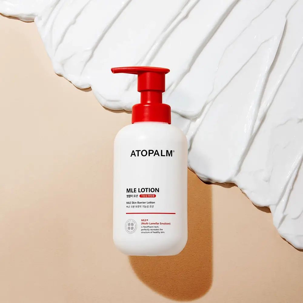 Witte fles met rode pomp op witte crème. Opschrift: ATOPALM, MLE LOTION. Tekst in Koreaans en Engels.
