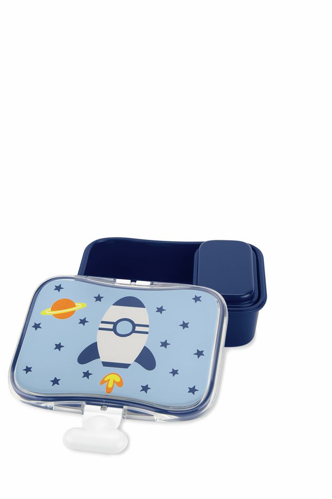 Blauwe lunchbox met raketontwerp, deksel open. Rechthoekig, met apart bakje. Deksel met raket, sterren en planeten. Witte sluiting.