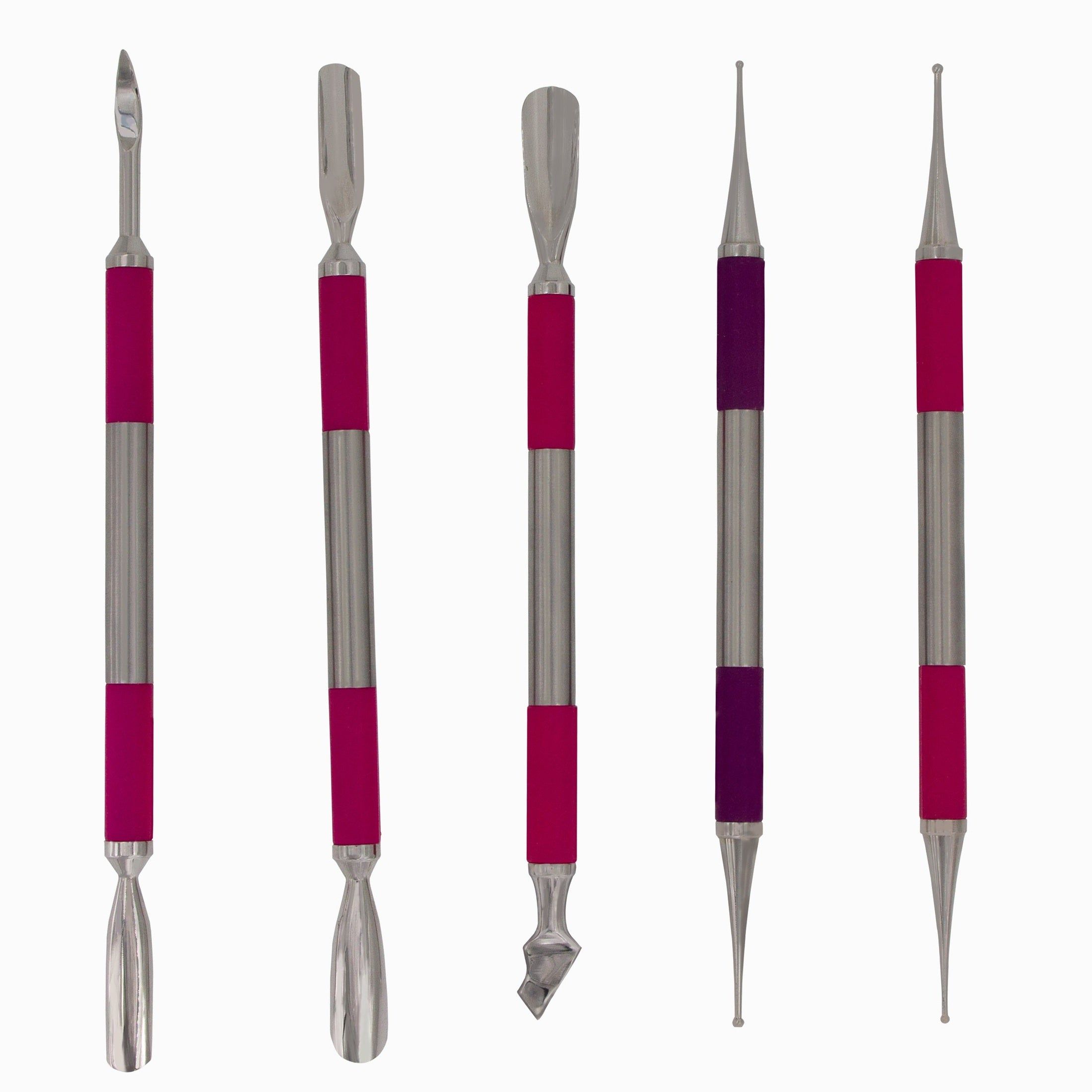 Cinq outils de manucure en métal, manches roses. Différentes formes de pointes.