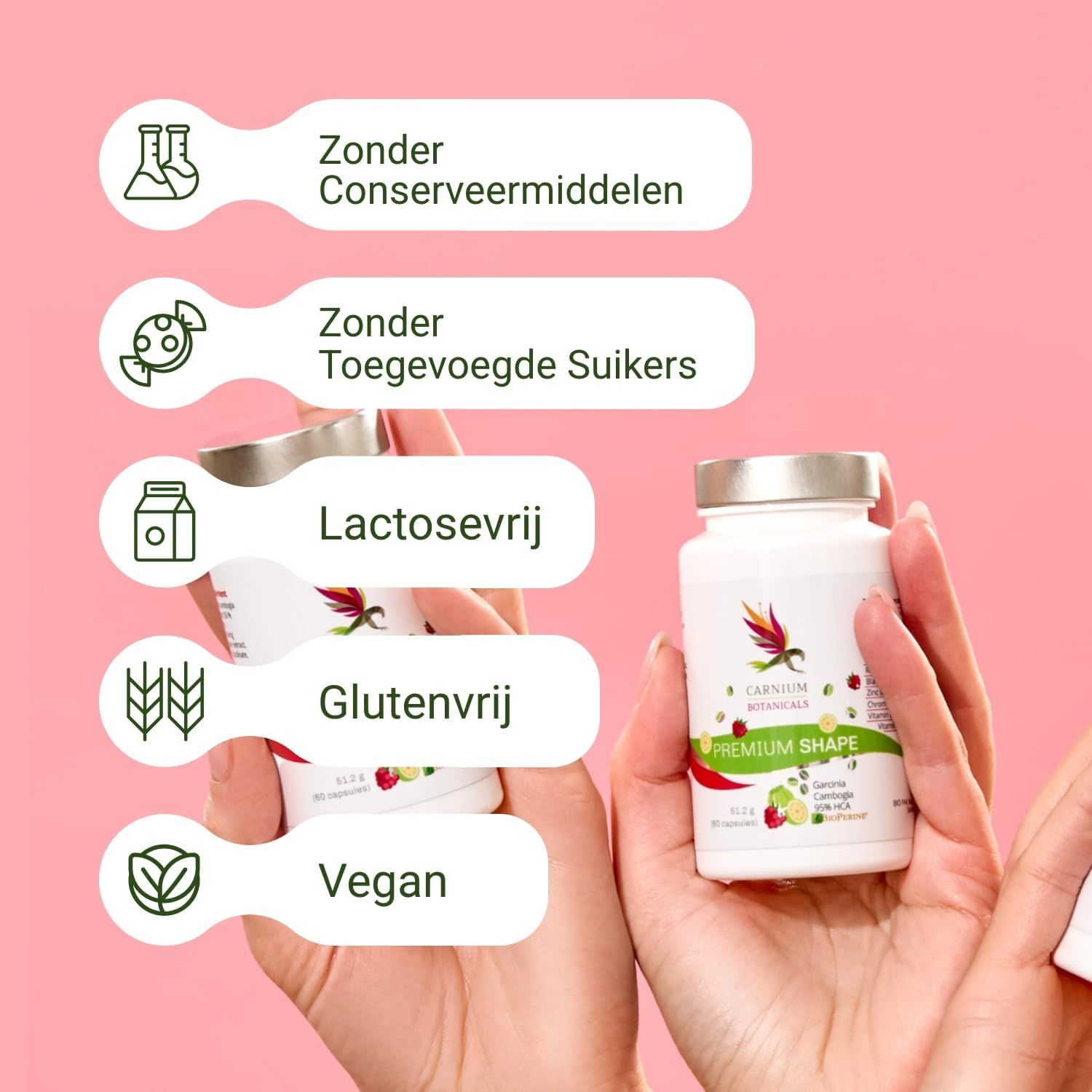 Vrouw die een flesje Carnium Botanicals Premium Shape vasthoudt, lachend.