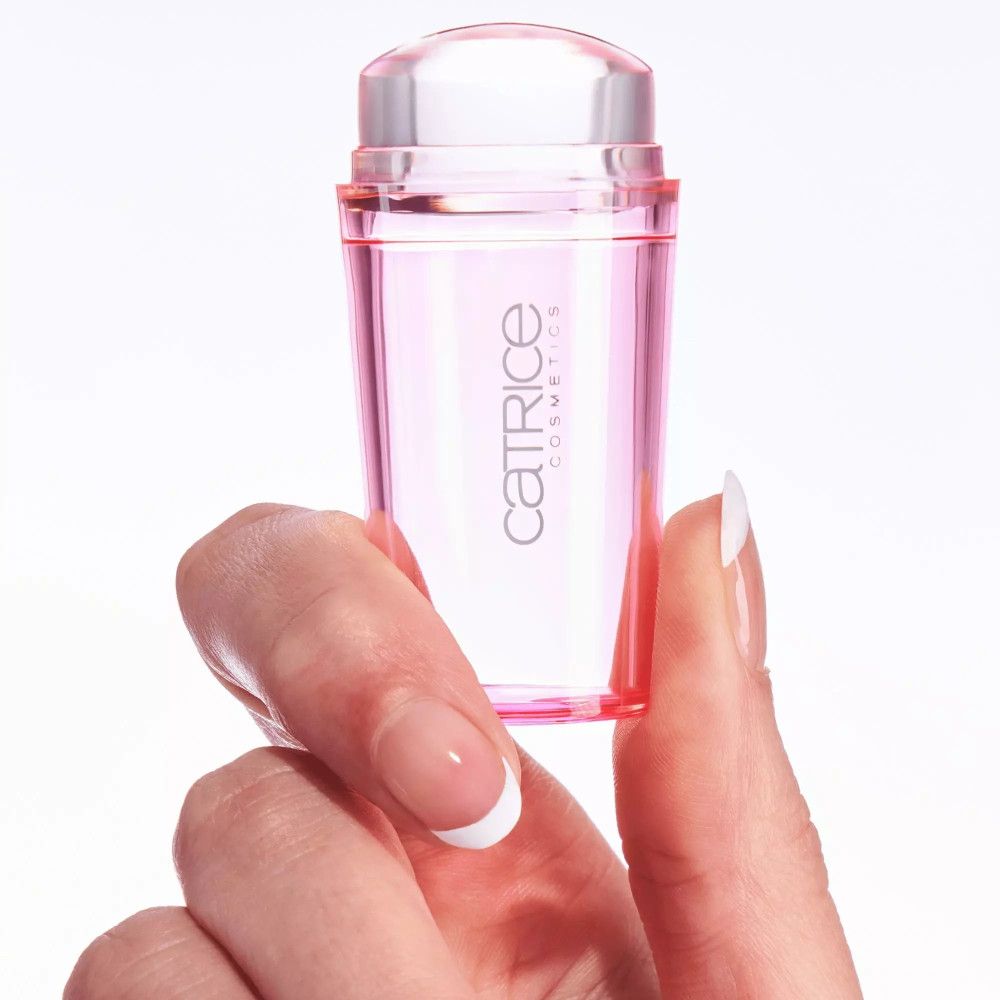 Tampon French Mani en main. Rose transparent. Marque Catrice. Fond blanc.