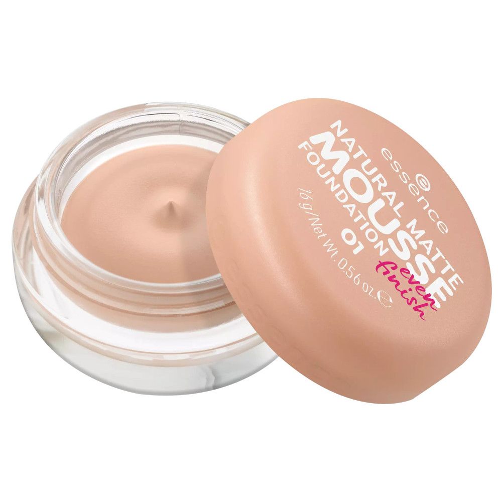 Beige foundation in een ronde, open glazen pot met roze deksel. Op de deksel staat "Essence Natural Matte Mousse Foundation".
