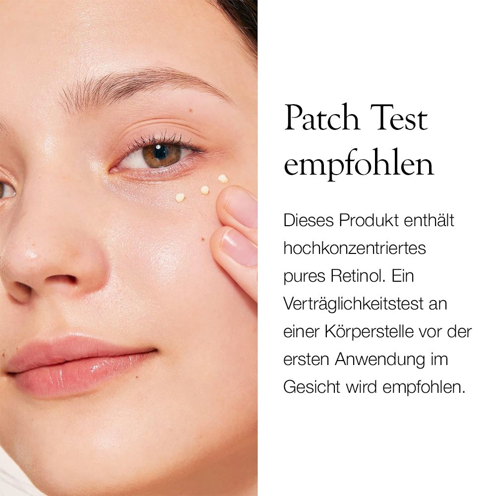 Femme avec crème au rétinol appliquée autour des yeux. Test cutané recommandé.